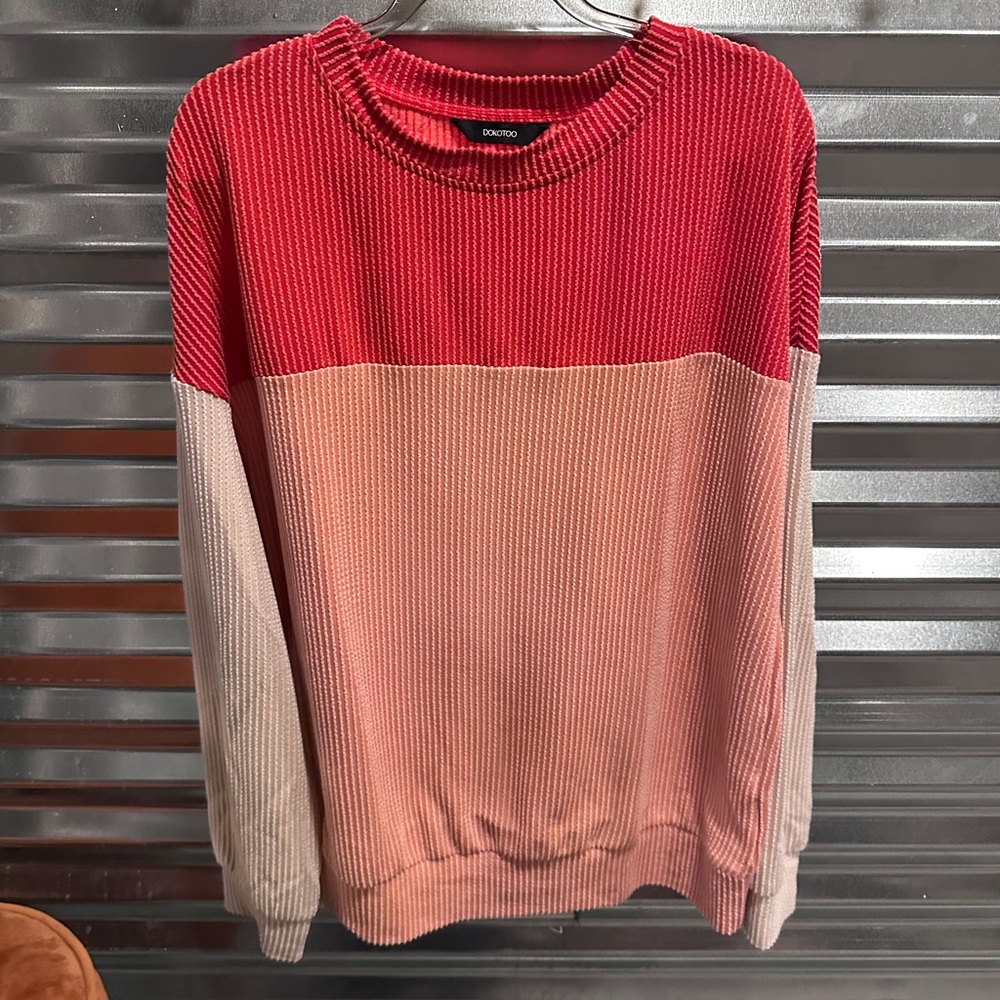 Dokotoo woman’s top size small
